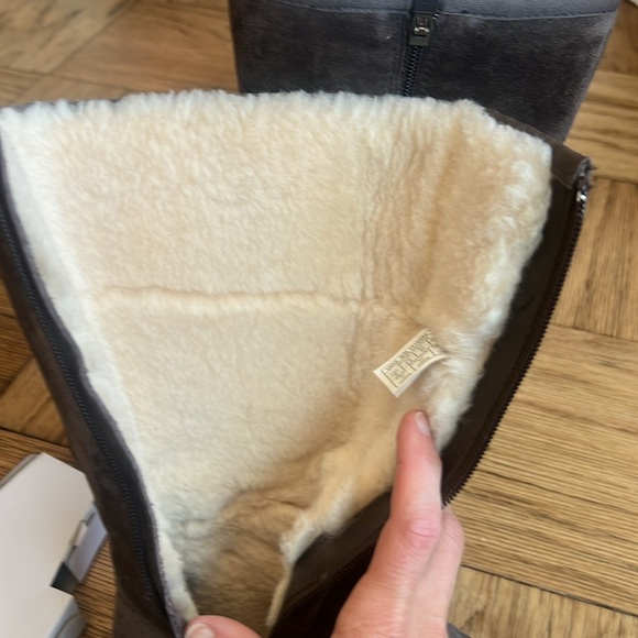 Chocolate Alber UGGs with Zipper (Size 6) - Picture 11 of 16